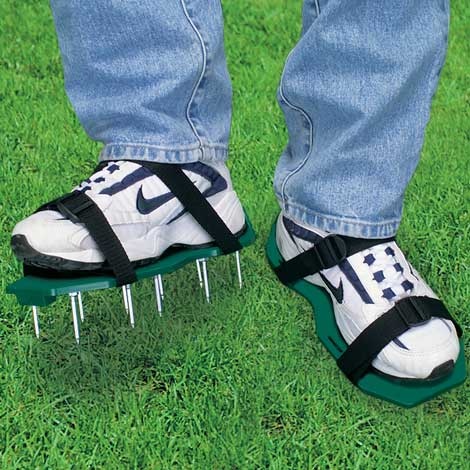Nakładki na buty z ostrymi kolcami do aeracji trawnika podczas chodzenia
