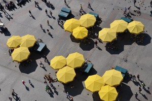 widok z lotu ptaka na żółte parasole ulicznych knajpek na Krakowskiej starówce