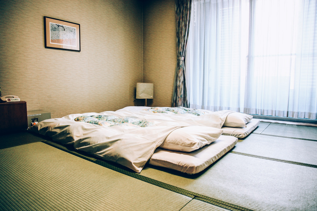 łóżko w stylu japońskim