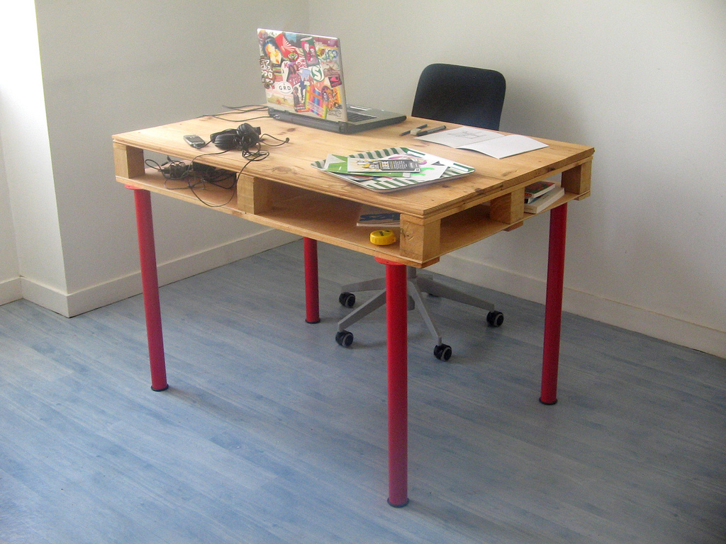 biurko w stylu industrialnym z palety