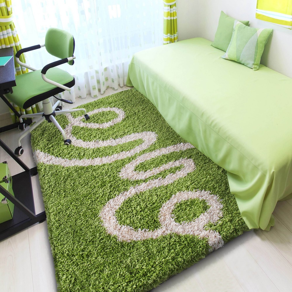 Zielony dywan shaggy ze wzorem